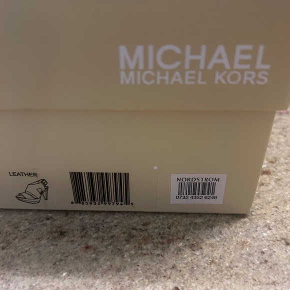 🌸 Like New 🌸 MICHAEL KORS Black Stacked Wedge Sandals/Heels - Picture 7 of 7